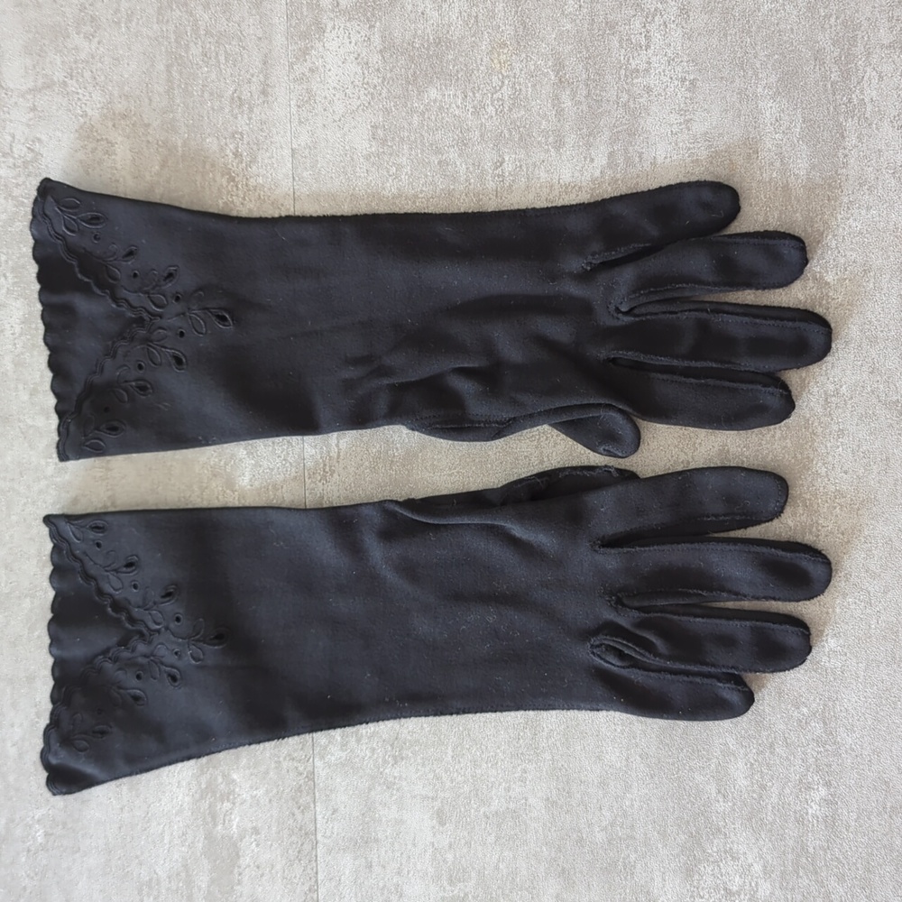 Black dress gloves with embroidery detail